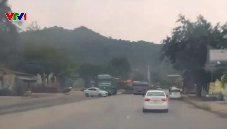 Xe ô tô sang đường ẩu suýt gây tai nạn liên hoàn - Ảnh 2. Xe ô tô sang đường ẩu suýt gây tai nạn liên hoàn - Ảnh 2.