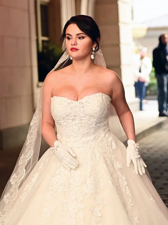 Selena Gomez bất ngờ xuất hiện trong bộ váy cưới giữa đường phố New York - Ảnh 2. Selena Gomez bất ngờ xuất hiện trong bộ váy cưới giữa đường phố New York - Ảnh 2.
