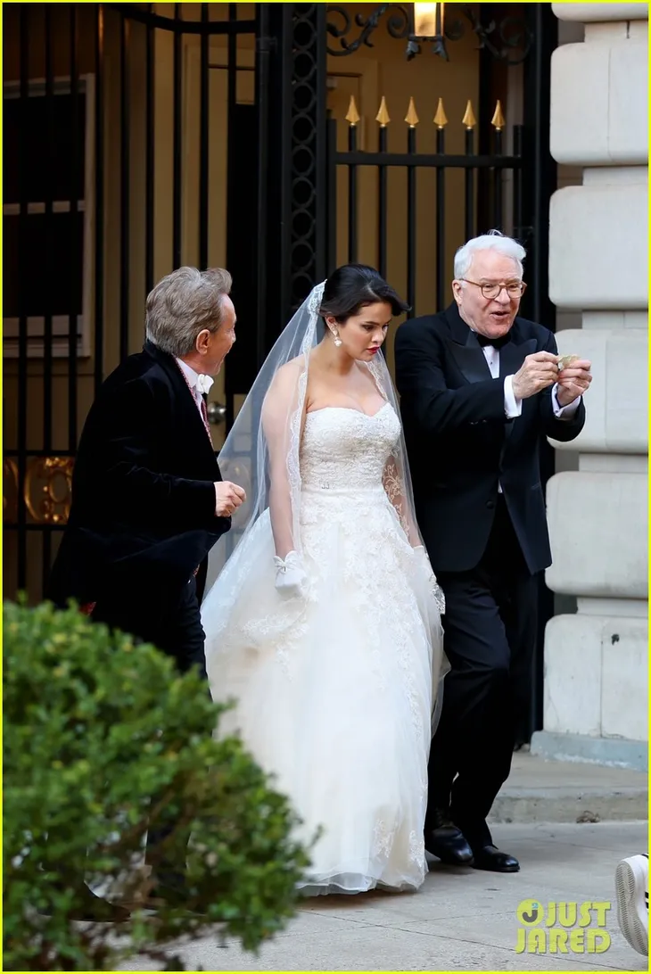 Selena Gomez bất ngờ xuất hiện trong bộ váy cưới giữa đường phố New York - Ảnh 3. Selena Gomez bất ngờ xuất hiện trong bộ váy cưới giữa đường phố New York - Ảnh 3.