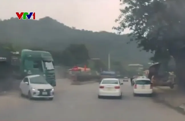 Xe ô tô sang đường ẩu suýt gây tai nạn liên hoàn - Ảnh 3. Xe ô tô sang đường ẩu suýt gây tai nạn liên hoàn - Ảnh 3.