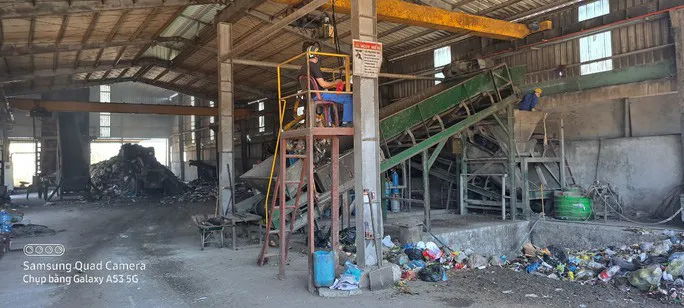 Một phụ nữ bỏ nhầm 6,5 chỉ vàng trang sức vào thùng rác - Ảnh 1. Một phụ nữ bỏ nhầm 6,5 chỉ vàng trang sức vào thùng rác - Ảnh 1.