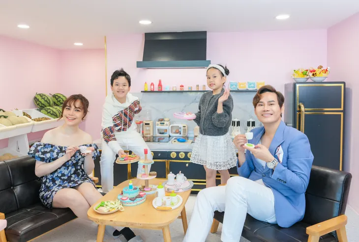 MC Hồng Phúc kỉ niệm ngày cưới bằng bộ ảnh đặc biệt - Ảnh 2. MC Hồng Phúc kỉ niệm ngày cưới bằng bộ ảnh đặc biệt - Ảnh 2.