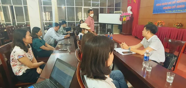 Vụ cô giáo cắt tóc nữ sinh ngay trên lớp: Cô trò ôm nhau nhận lỗi - Ảnh 1. Vụ cô giáo cắt tóc nữ sinh ngay trên lớp: Cô trò ôm nhau nhận lỗi - Ảnh 1.