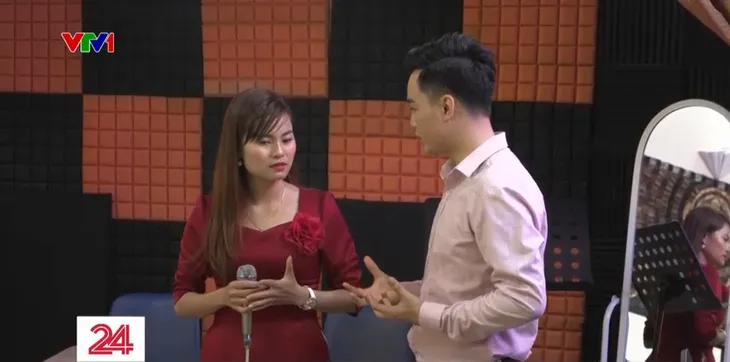 Nhiều người luyện giọng hát karaoke để tự tin - Ảnh 4. Nhiều người luyện giọng hát karaoke để tự tin - Ảnh 4.