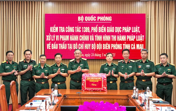 Bộ Quốc phòng kiểm tra công tác phổ biến giáo dục pháp luật, xử lý vi phạm hành chính - Ảnh 5. Bộ Quốc phòng kiểm tra công tác phổ biến giáo dục pháp luật, xử lý vi phạm hành chính - Ảnh 5.