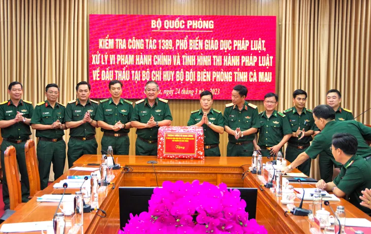 Bộ Quốc phòng kiểm tra công tác phổ biến giáo dục pháp luật, xử lý vi phạm hành chính - Ảnh 7. Bộ Quốc phòng kiểm tra công tác phổ biến giáo dục pháp luật, xử lý vi phạm hành chính - Ảnh 7.