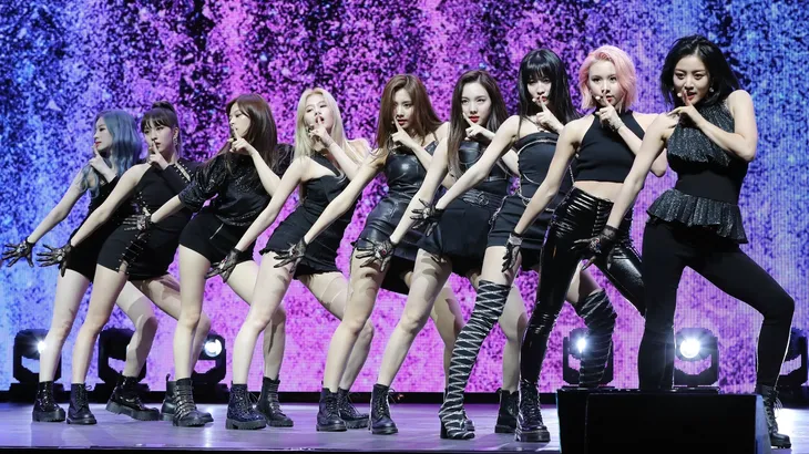 TWICE - Nhóm nhạc nữ đầu tiên trên thế giới cháy vé tại sân vận động SoFi của Mỹ - Ảnh 1. TWICE - Nhóm nhạc nữ đầu tiên trên thế giới cháy vé tại sân vận động SoFi của Mỹ - Ảnh 1.