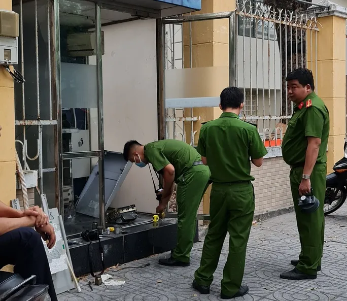 Đập trụ ATM, trộm két tiền giữa trung tâm Đà Nẵng - Ảnh 1. Đập trụ ATM, trộm két tiền giữa trung tâm Đà Nẵng - Ảnh 1.
