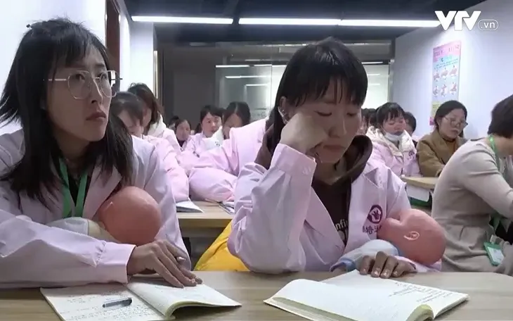 Nhiều người tại Trung Quốc sẵn sàng trở thành giúp việc hoặc bảo mẫu - Ảnh 1. Nhiều người tại Trung Quốc sẵn sàng trở thành giúp việc hoặc bảo mẫu - Ảnh 1.