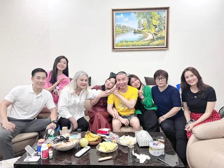 Hồng Diễm và đồng nghiệp tới thăm NSND Công Lý, Hoa hậu Thùy Tiên dạo phố Hồ Gươm - Ảnh 1. Hồng Diễm và đồng nghiệp tới thăm NSND Công Lý, Hoa hậu Thùy Tiên dạo phố Hồ Gươm - Ảnh 1.