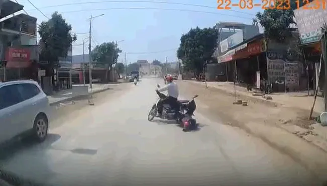 Áo chống nắng cuốn vào bánh xe, người phụ nữ ngã lộn nhào trước mũi xe tải - Ảnh 1. Áo chống nắng cuốn vào bánh xe, người phụ nữ ngã lộn nhào trước mũi xe tải - Ảnh 1.