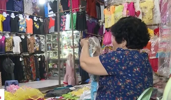 Hà Nội: Chợ truyền thống đìu hiu, tiểu thương ế ẩm - Ảnh 1. Hà Nội: Chợ truyền thống đìu hiu, tiểu thương ế ẩm - Ảnh 1.