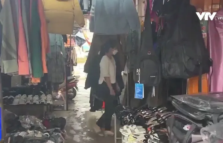 Khó quản lý hàng trôi nổi ở biên giới - Ảnh 1.