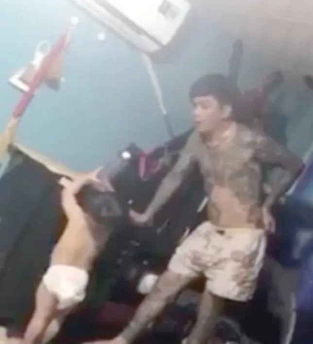 Người mẹ trong đoạn video nghi ép bé 3 tuổi sử dụng ma túy khai gì? - Ảnh 1. Người mẹ trong đoạn video nghi ép bé 3 tuổi sử dụng ma túy khai gì? - Ảnh 1.