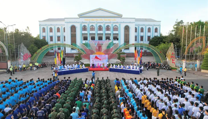 Bạc Liêu: 2.000 người chạy Olympic vì sức khỏe toàn dân - Ảnh 1. Bạc Liêu: 2.000 người chạy Olympic vì sức khỏe toàn dân - Ảnh 1.