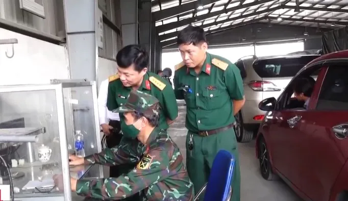 Lực lượng quân đội hỗ trợ, các trung tâm đăng kiểm giảm ùn tắc - Ảnh 1. Lực lượng quân đội hỗ trợ, các trung tâm đăng kiểm giảm ùn tắc - Ảnh 1.