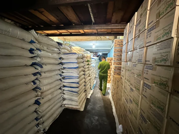 Phát hiện 26,5 tấn đường cát Thái Lan có dấu hiệu nhập lậu - Ảnh 1. Phát hiện 26,5 tấn đường cát Thái Lan có dấu hiệu nhập lậu - Ảnh 1.