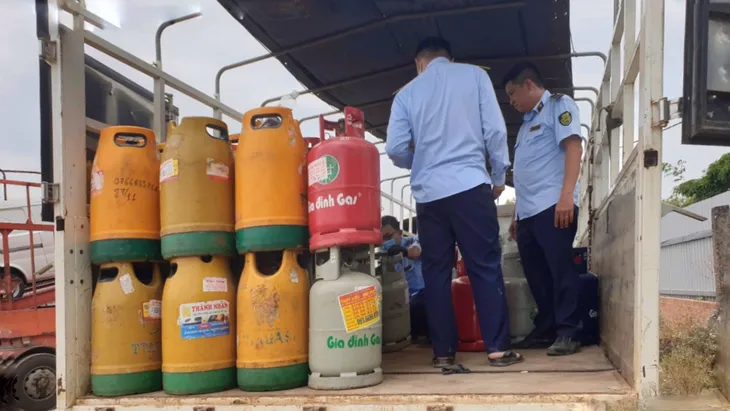Tạm giữ gần 1.200 chai LPG và LPG không có hóa đơn, chứng từ, có dấu hiệu giả mạo nhãn hiệu - Ảnh 1. Tạm giữ gần 1.200 chai LPG và LPG không có hóa đơn, chứng từ, có dấu hiệu giả mạo nhãn hiệu - Ảnh 1.