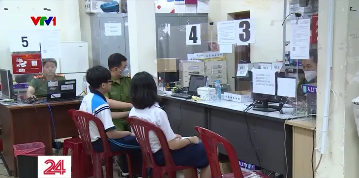 TP Hồ Chí Minh mở cao điểm cấp căn cước công dân cho học sinh - Ảnh 1. TP Hồ Chí Minh mở cao điểm cấp căn cước công dân cho học sinh - Ảnh 1.