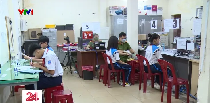 TP Hồ Chí Minh hoàn tất cấp căn cước công dân và mã định danh cho học sinh trước 15/5 - Ảnh 2. TP Hồ Chí Minh hoàn tất cấp căn cước công dân và mã định danh cho học sinh trước 15/5 - Ảnh 2.