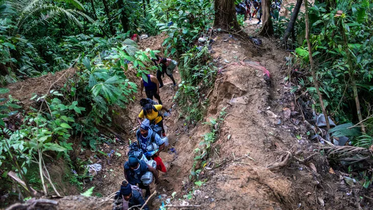 Panama cảnh báo về làn sóng di cư qua khu rừng chết chóc Darién Gap - Ảnh 2. Panama cảnh báo về làn sóng di cư qua khu rừng chết chóc Darién Gap - Ảnh 2.