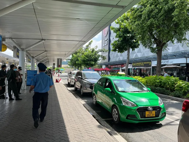 Kiến nghị giảm mức thu phí taxi tại sân bay Tân Sơn Nhất - Ảnh 1. Kiến nghị giảm mức thu phí taxi tại sân bay Tân Sơn Nhất - Ảnh 1.