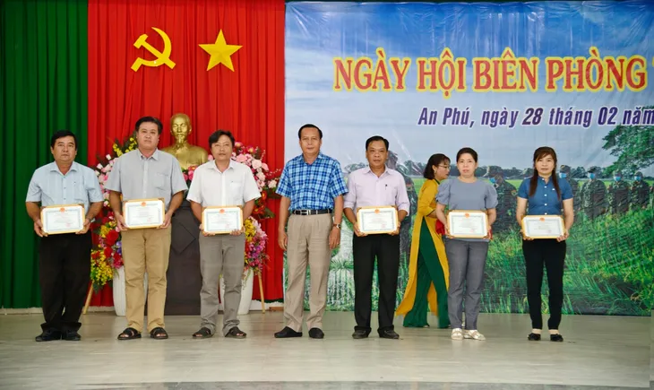 Trân quý hình ảnh người lính quân hàm xanh - Ảnh 4. Trân quý hình ảnh người lính quân hàm xanh - Ảnh 4.