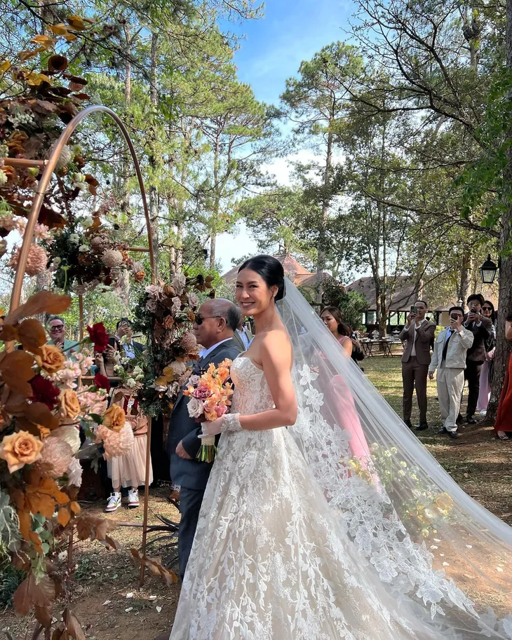 Đám cưới Kathy Uyên: Đơn giản và cổ điển - Ảnh 1. Đám cưới Kathy Uyên: Đơn giản và cổ điển - Ảnh 1.