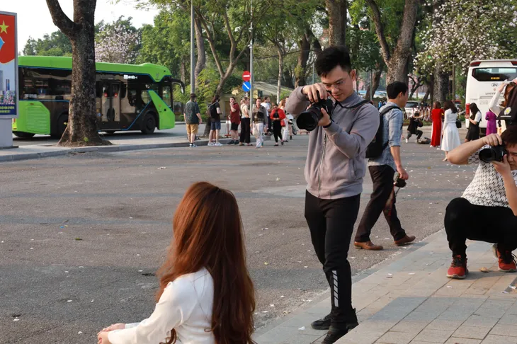 Mùa hoa nở rộ thợ ảnh kiếm tiền triệu mỗi ngày - Ảnh 3. Mùa hoa nở rộ thợ ảnh kiếm tiền triệu mỗi ngày - Ảnh 3.