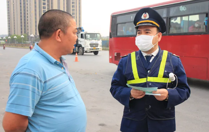 Siết chất lượng xe đưa đón công nhân: Không phải mất bò mới lo làm chuồng - Ảnh 4. Siết chất lượng xe đưa đón công nhân: Không phải mất bò mới lo làm chuồng - Ảnh 4.