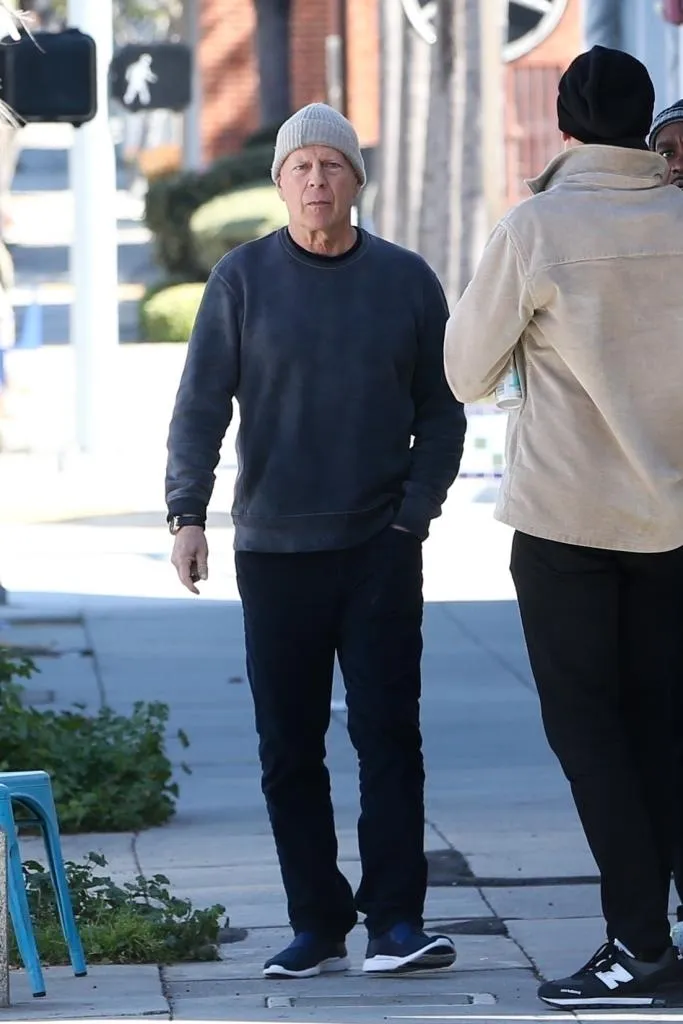 Bruce Willis xuất hiện lần đầu tiên từ khi được chẩn đoán mất trí nhớ - Ảnh 1. Bruce Willis xuất hiện lần đầu tiên từ khi được chẩn đoán mất trí nhớ - Ảnh 1.