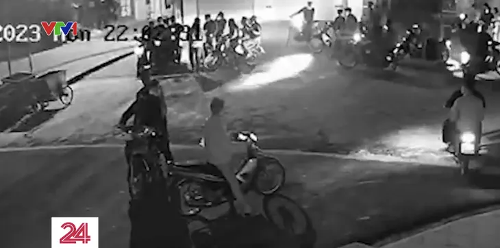 Vĩnh Phúc: Xử lý hơn 100 đối tượng mang hung khí gây náo loạn đường phố - Ảnh 1. Vĩnh Phúc: Xử lý hơn 100 đối tượng mang hung khí gây náo loạn đường phố - Ảnh 1.