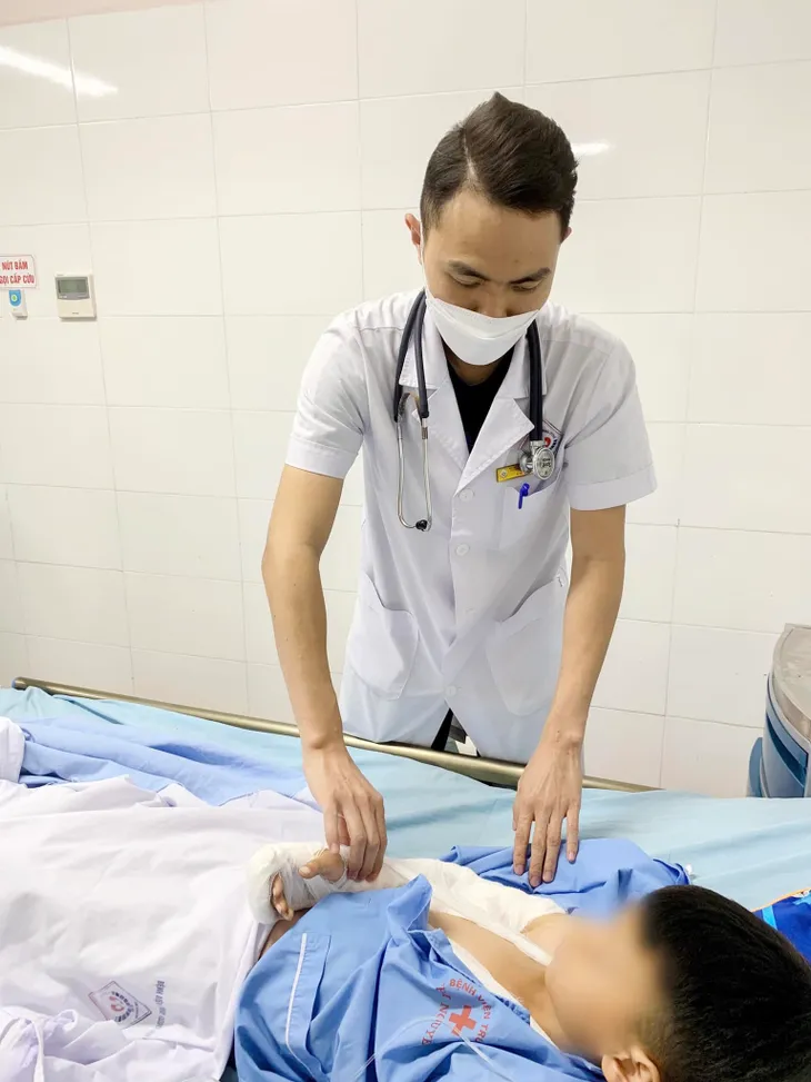Ngã chống tay xuống đất, bé trai bị tắc hoàn toàn động mạch cánh tay - Ảnh 1. Ngã chống tay xuống đất, bé trai bị tắc hoàn toàn động mạch cánh tay - Ảnh 1.