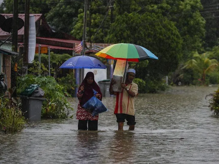 Lũ lụt tấn công Malaysia khiến 4 người thiệt mạng, 40.000 người phải sơ tán - Ảnh 1. Lũ lụt tấn công Malaysia khiến 4 người thiệt mạng, 40.000 người phải sơ tán - Ảnh 1.