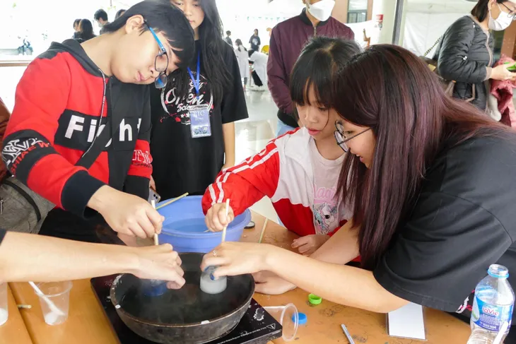 Sự kiện khoa do học sinh cấp 3 tổ chức thu hút hàng nghìn người tham gia - Ảnh 2. Sự kiện khoa do học sinh cấp 3 tổ chức thu hút hàng nghìn người tham gia - Ảnh 2.