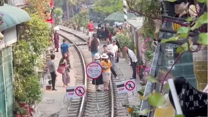 Bất chấp lệnh cấm, “phố cà phê đường tàu” vẫn mở cửa - Ảnh 1. Bất chấp lệnh cấm, “phố cà phê đường tàu” vẫn mở cửa - Ảnh 1.