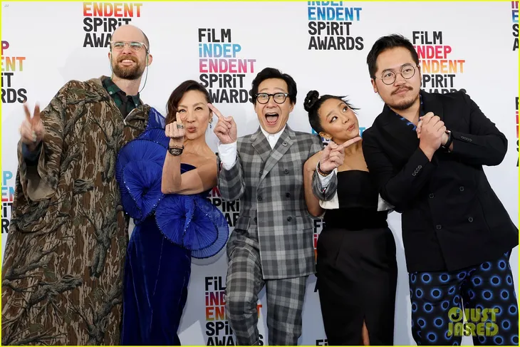 “Everything Everywhere All at Once” đại thắng Independent Spirit Awards 2023 - Ảnh 1. “Everything Everywhere All at Once” đại thắng Independent Spirit Awards 2023 - Ảnh 1.