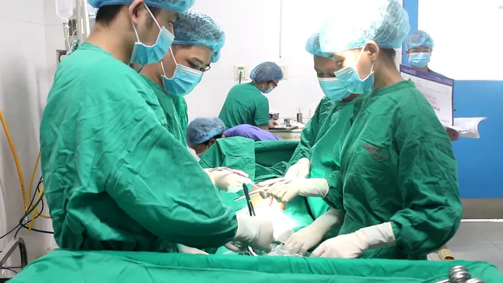 Cứu người phụ nữ có khối u chân nguy hiểm - Ảnh 2.