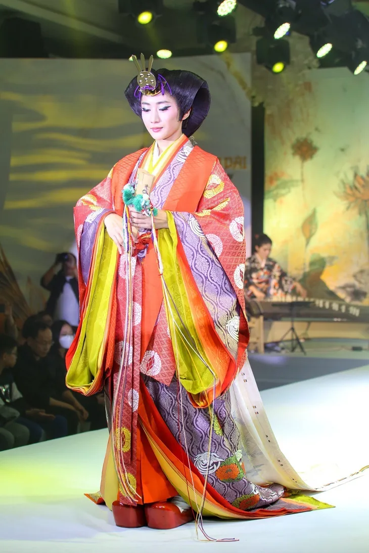 Độc đáo show diễn thời trang kết hợp kimono và áo dài - Ảnh 6. Độc đáo show diễn thời trang kết hợp kimono và áo dài - Ảnh 6.