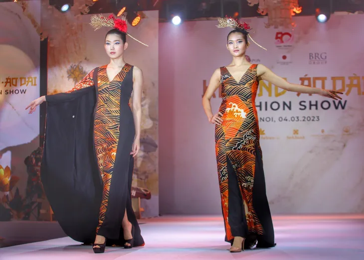 Độc đáo show diễn thời trang kết hợp kimono và áo dài - Ảnh 3. Độc đáo show diễn thời trang kết hợp kimono và áo dài - Ảnh 3.