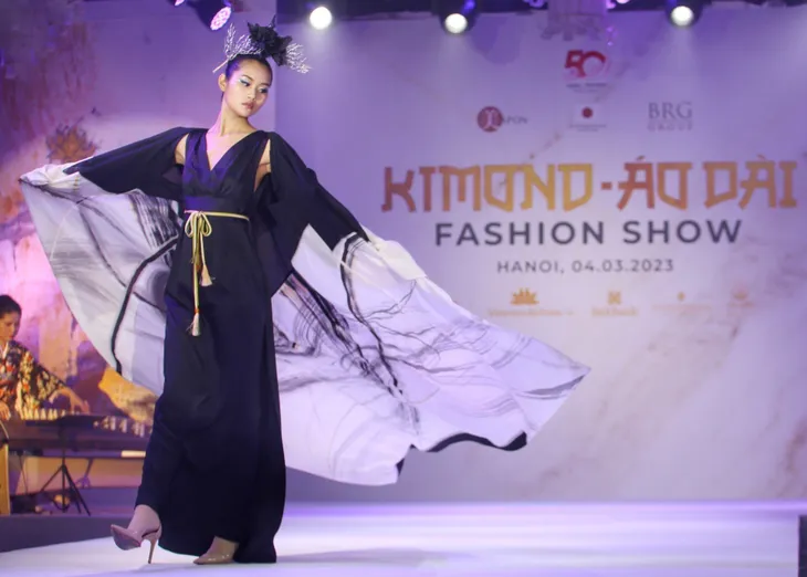 Độc đáo show diễn thời trang kết hợp kimono và áo dài - Ảnh 7. Độc đáo show diễn thời trang kết hợp kimono và áo dài - Ảnh 7.