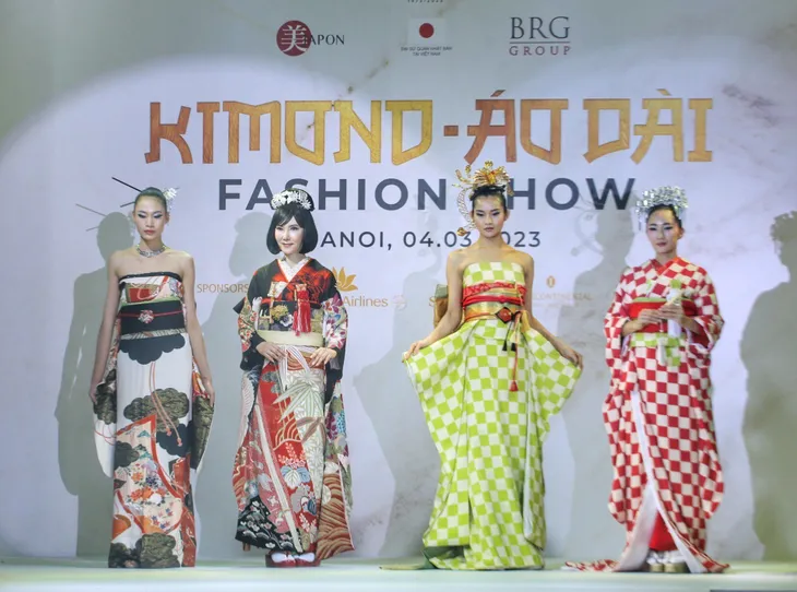Độc đáo show diễn thời trang kết hợp kimono và áo dài - Ảnh 2. Độc đáo show diễn thời trang kết hợp kimono và áo dài - Ảnh 2.
