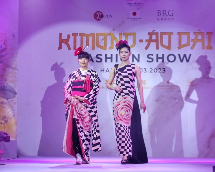 Độc đáo show diễn thời trang kết hợp kimono và áo dài - Ảnh 1. Độc đáo show diễn thời trang kết hợp kimono và áo dài - Ảnh 1.