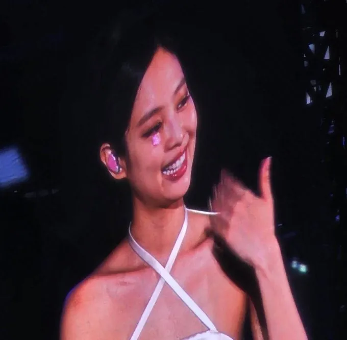 Jennie (BLACKPINK) bị thương ở mắt, vẫn tiếp tục lưu diễn - Ảnh 1. Jennie (BLACKPINK) bị thương ở mắt, vẫn tiếp tục lưu diễn - Ảnh 1.