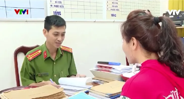 Hiệu quả bỏ hộ khẩu giấy: Thủ tục thuận lợi, người dân hài lòng - Ảnh 1. Hiệu quả bỏ hộ khẩu giấy: Thủ tục thuận lợi, người dân hài lòng - Ảnh 1.