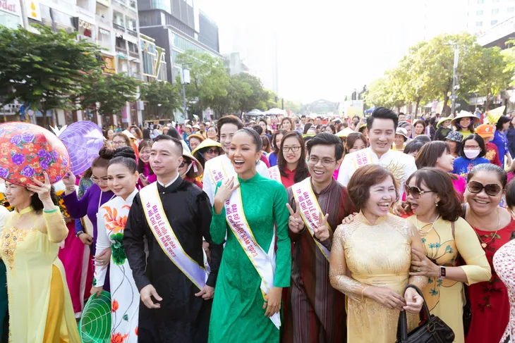 TP Hồ Chí Minh: Phát triển du lịch thông qua Lễ hội Áo dài - Ảnh 1. TP Hồ Chí Minh: Phát triển du lịch thông qua Lễ hội Áo dài - Ảnh 1.