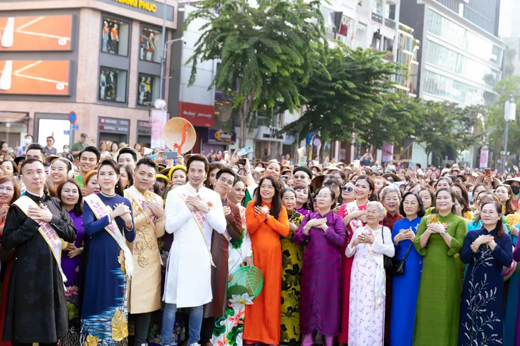 TP Hồ Chí Minh: Phát triển du lịch thông qua Lễ hội Áo dài - Ảnh 3. TP Hồ Chí Minh: Phát triển du lịch thông qua Lễ hội Áo dài - Ảnh 3.