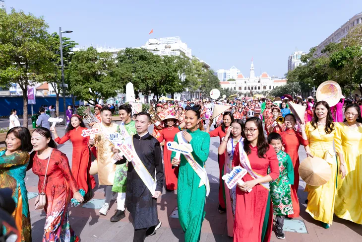 TP Hồ Chí Minh: Phát triển du lịch thông qua Lễ hội Áo dài - Ảnh 2. TP Hồ Chí Minh: Phát triển du lịch thông qua Lễ hội Áo dài - Ảnh 2.