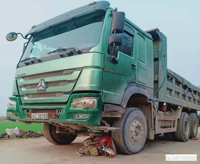 Xe máy chở 4 mẹ con va chạm với xe tải, 3 người tử vong - Ảnh 1. Xe máy chở 4 mẹ con va chạm với xe tải, 3 người tử vong - Ảnh 1.