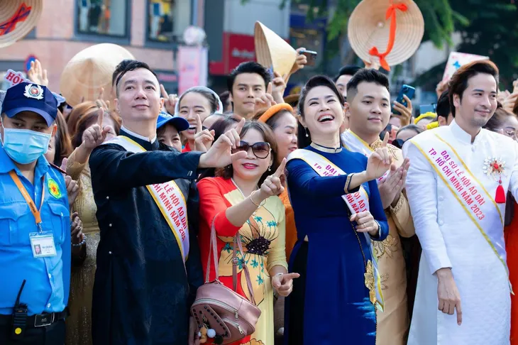 NTK Đỗ Trịnh Hoài Nam đảm nhận vai trò đại sứ Lễ hội áo dài TP Hồ Chí Minh 2023 - Ảnh 1. NTK Đỗ Trịnh Hoài Nam đảm nhận vai trò đại sứ Lễ hội áo dài TP Hồ Chí Minh 2023 - Ảnh 1.